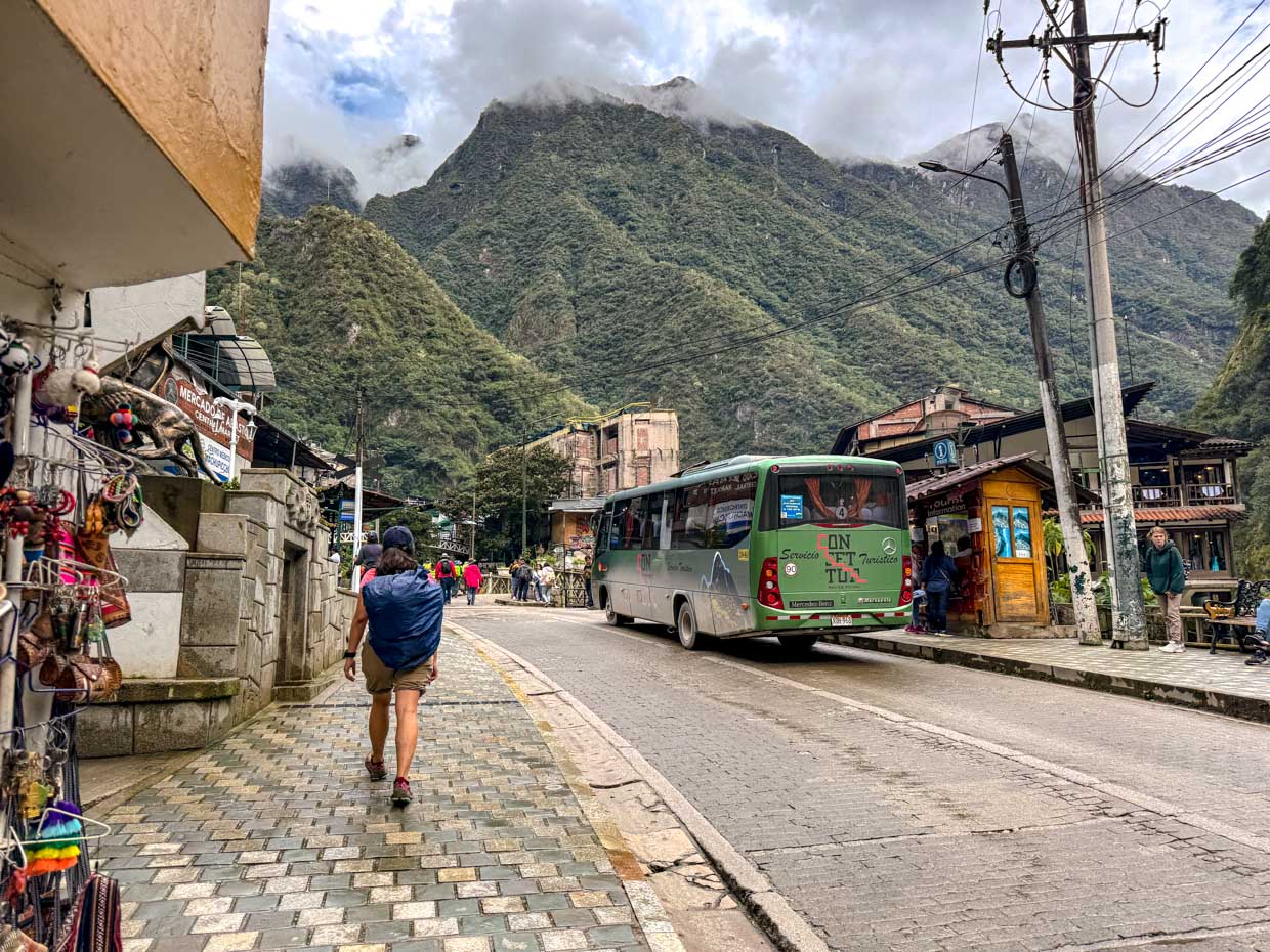 Tour a Machupicchu by Car - llegada de turistas a la ciudadela de Machupicchu - Aguas Calientes