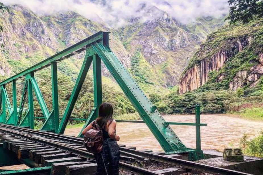 Tour a Machupicchu by Car - Camino via ferrata para la ciudadela de Machupicchu - Aguas Calientes