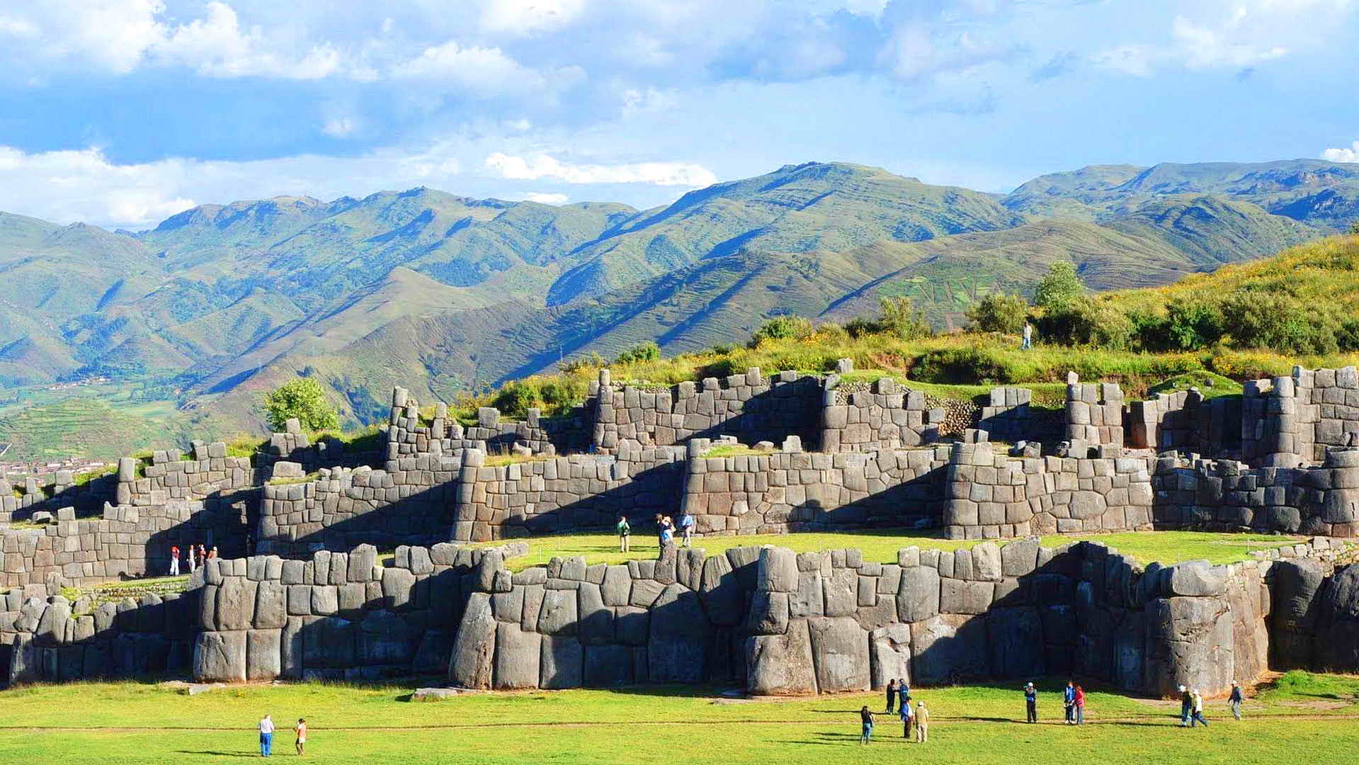 City tour - fortaleza inca Sacsayhuamán Cusco - enormes piedras talladas por los incas